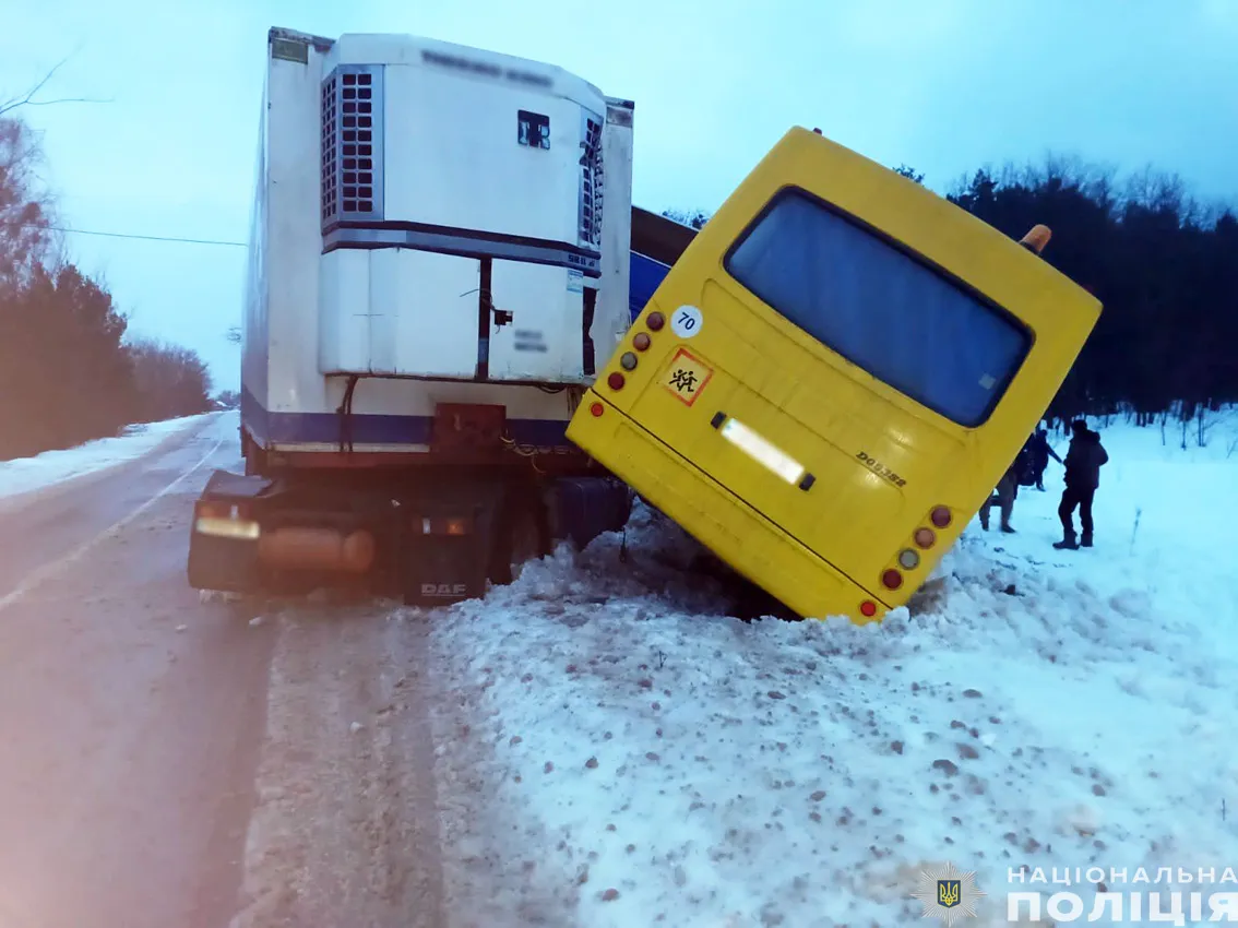 В результате столкновения фуры со школьным автобусом пострадали В результате столкновения фуры со школьным автобусом пострадали
