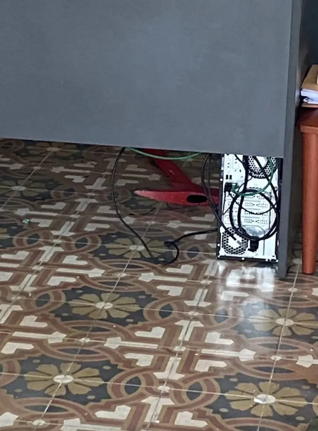 Під столом виявили сокиру Під столом виявили сокиру