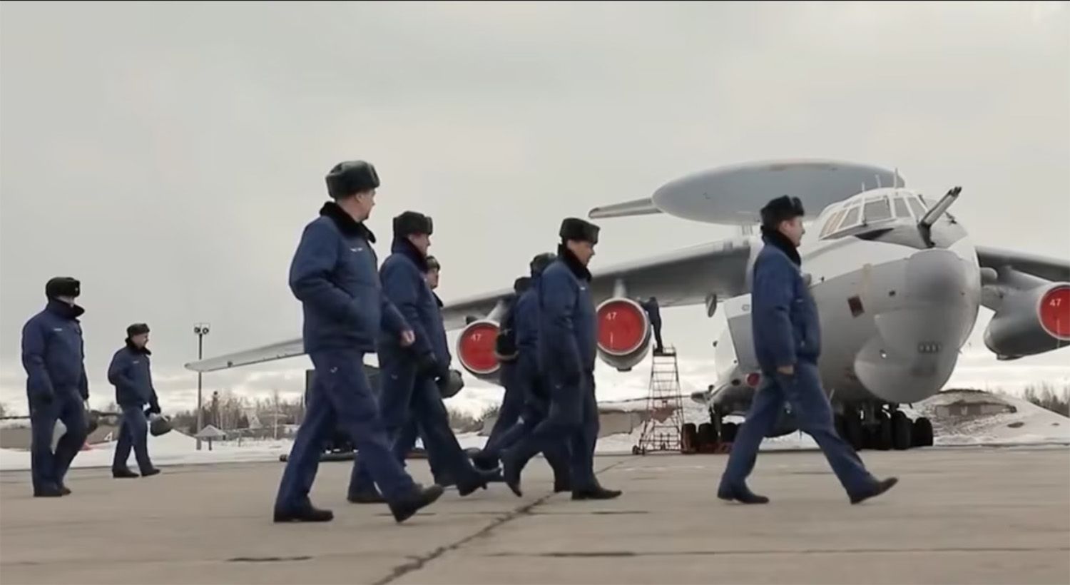 Екіпаж біля літака А-50 на аеродромі "Северный" в Іваново