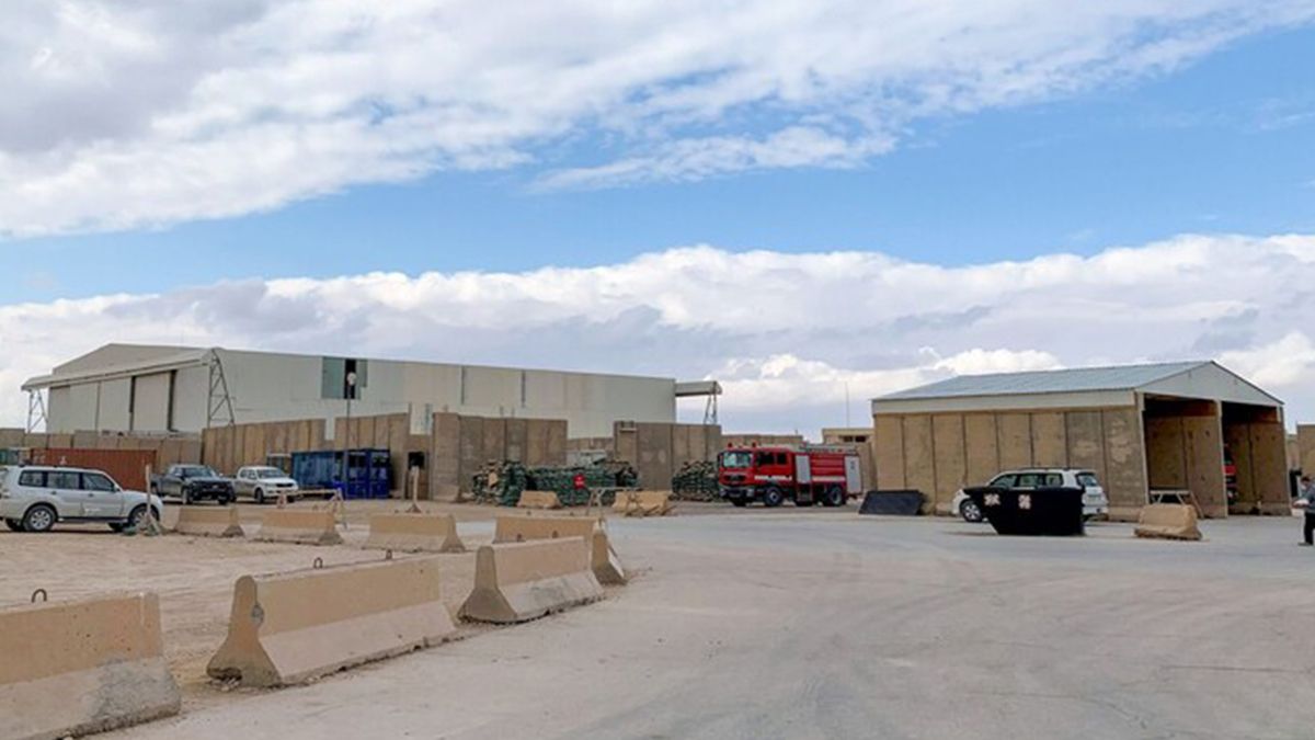 Авіабазу Айн аль-Асад в Іраку обстріляли десятьма ракетами, поранено військових США Авіабазу Айн аль-Асад в Іраку обстріляли десятьма ракетами, поранено військових США