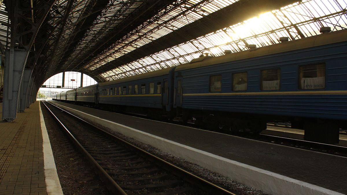Возвращать украинцев из-за границы выплатами – плохая идея, говорят в Институте демографии