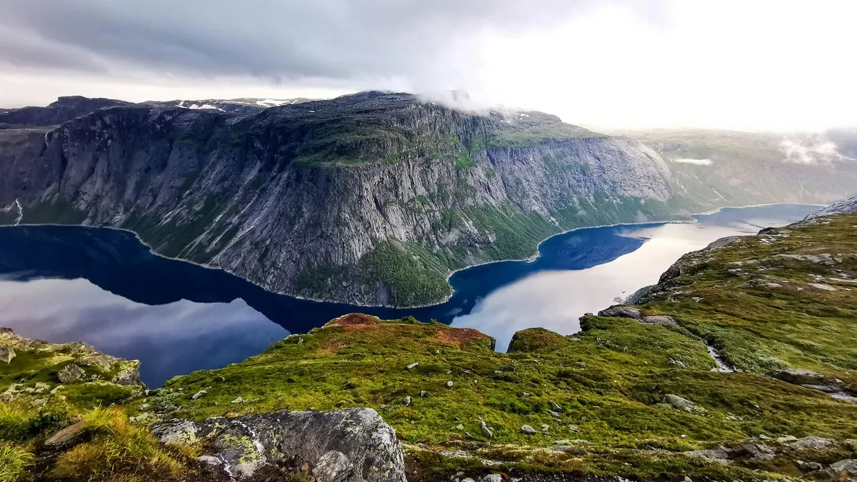 Деякі фйорди достатньо великі, щоб у них плавали великі кораблі Деякі фйорди достатньо великі, щоб у них плавали великі кораблі