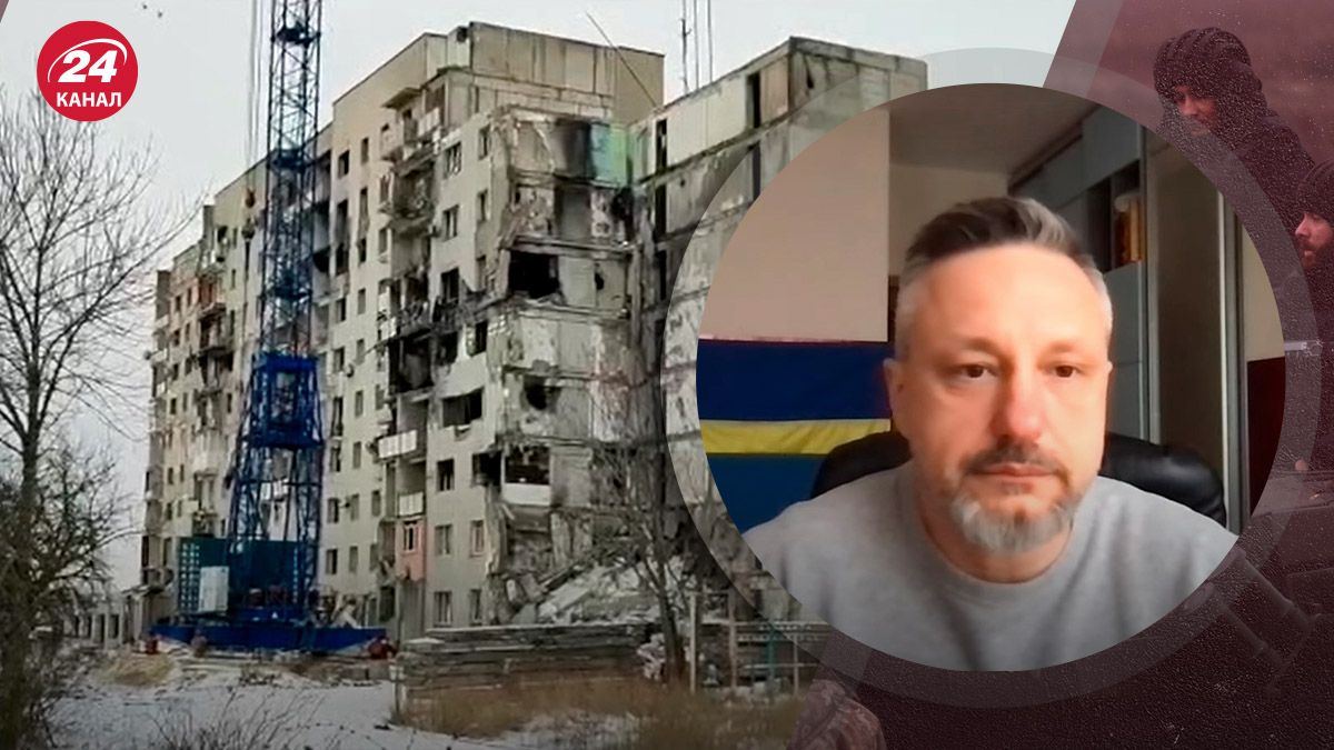 Розбитий росіянами будинок у Маріуполі, де живуть люди 