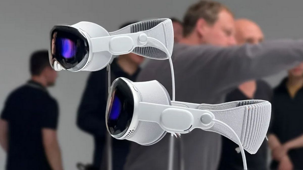 Apple вже продала більше гарнітур Vision Pro, ніж встигла виготовити