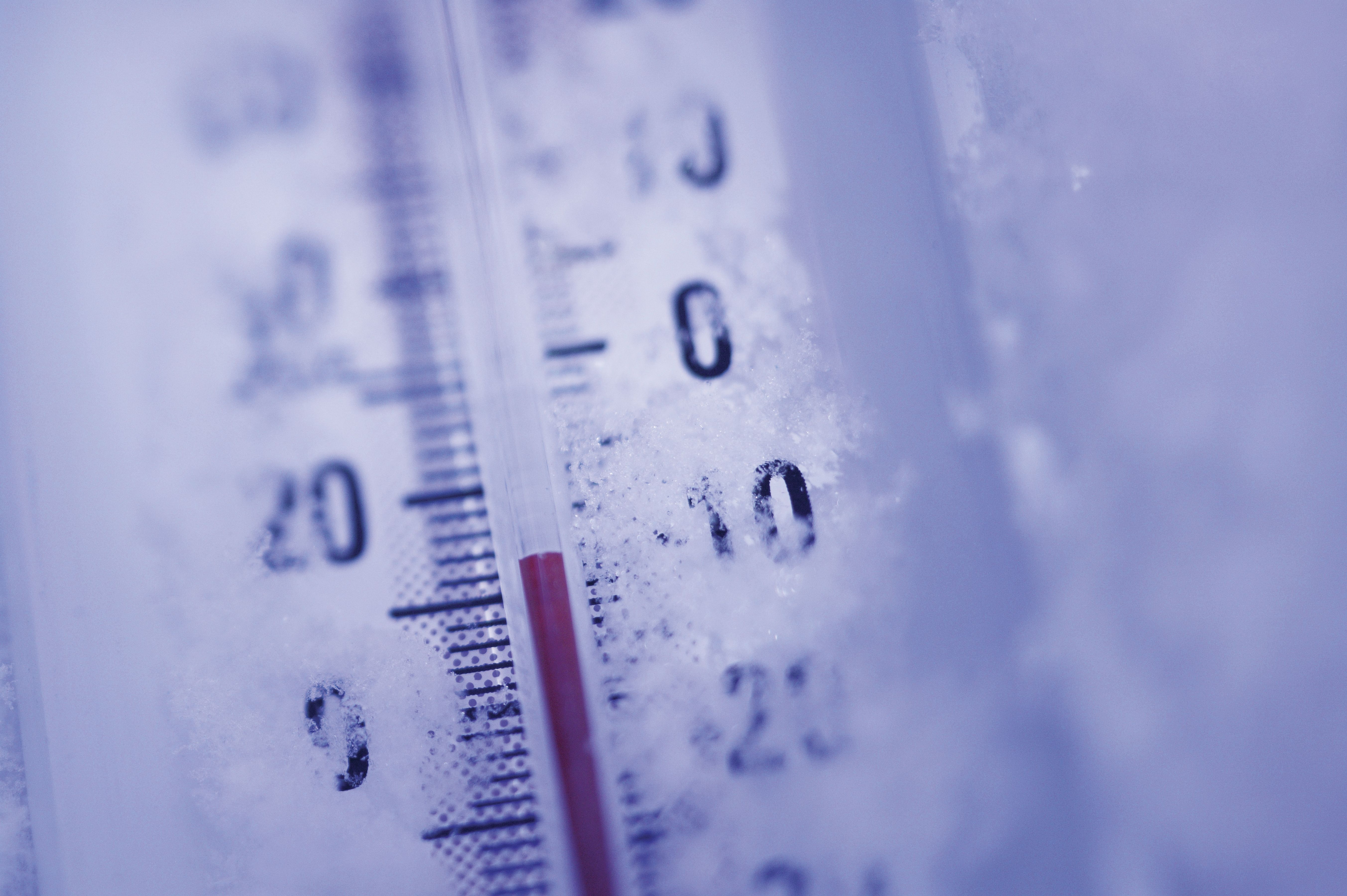 Температура воздуха январь нижний новгород. Понижение температуры воздуха. Мороз градусник. Термометр в снегу. Низкая температура.