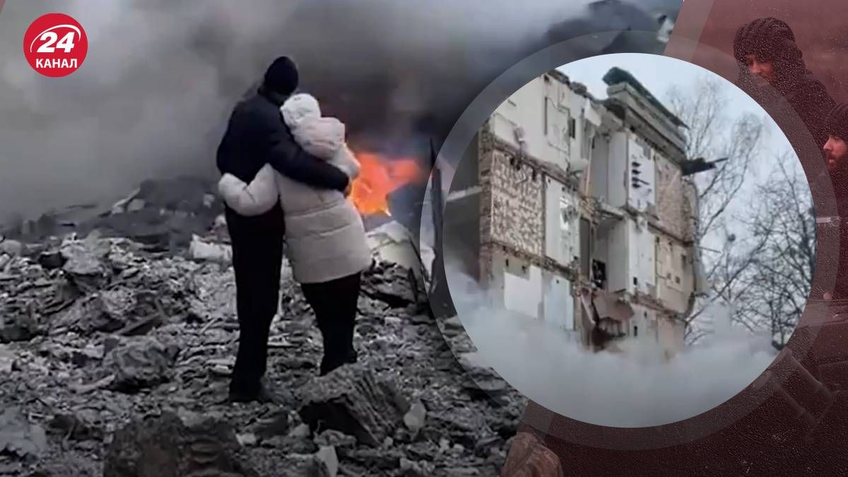 Пара обійнявшись дивиться на зруйновану оселю Пара обійнявшись дивиться на зруйновану оселю