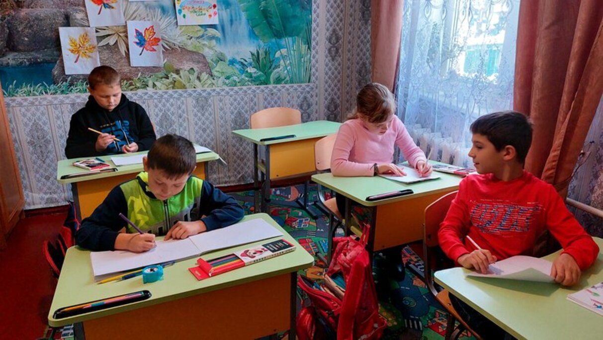 Обучение во время войны - учащиеся на Черниговщине учатся в доме учительницы Обучение во время войны - учащиеся на Черниговщине учатся в доме учительницы