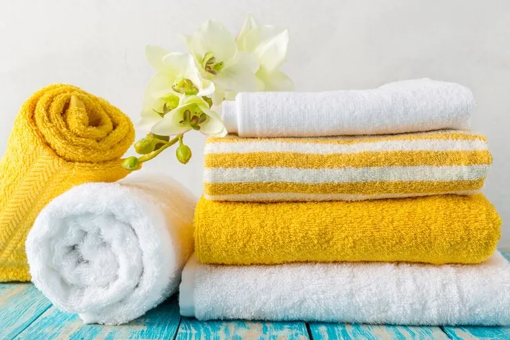 Желтые полотенца не подходят для общей ванной комнаты