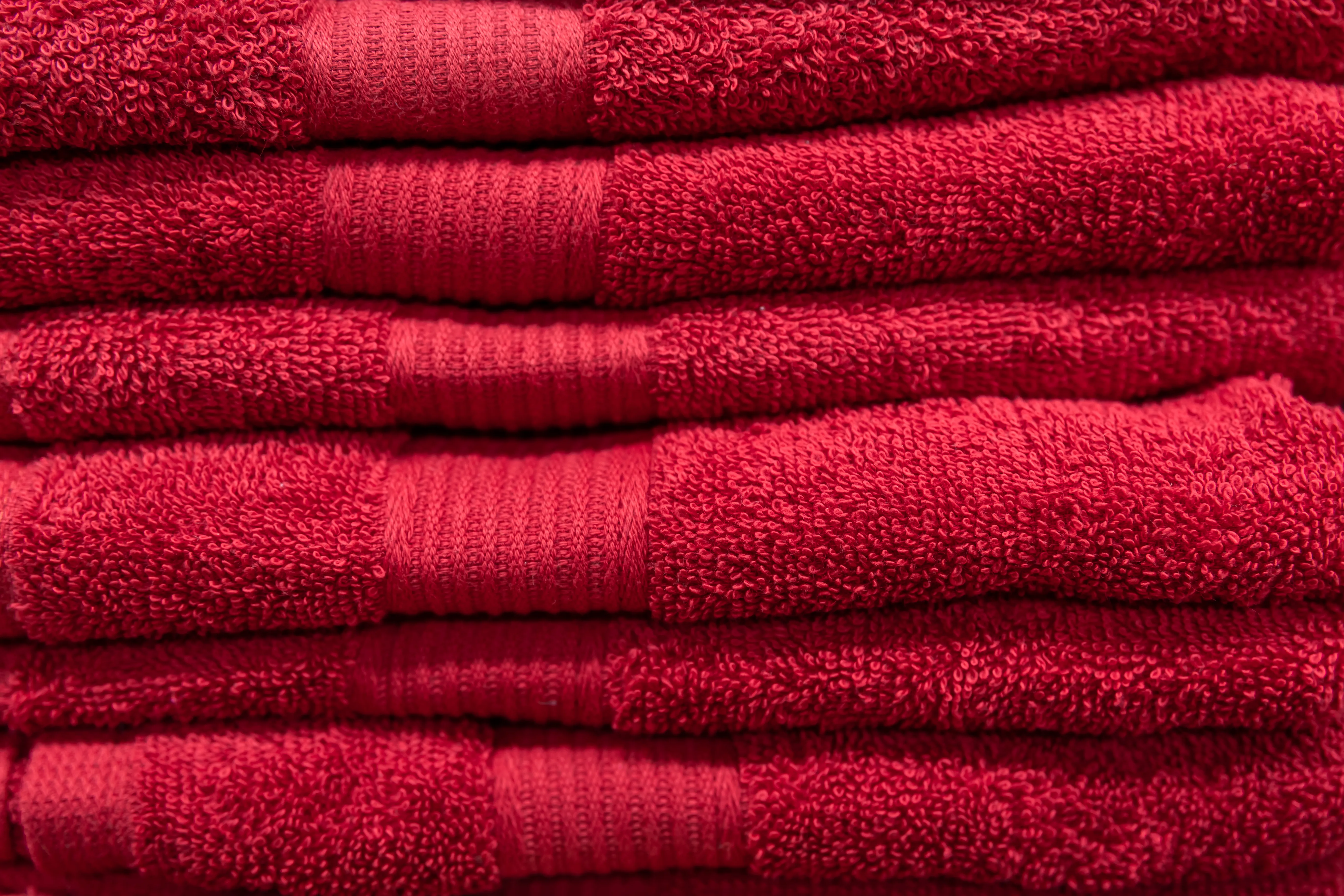 Красные полотенца лучше избегать в ванной комнате.