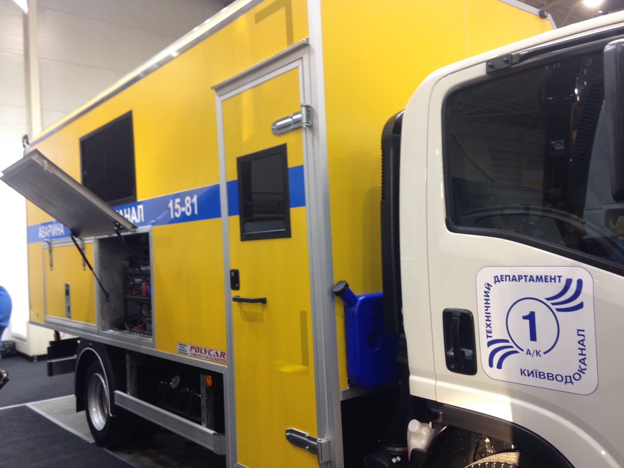 В Киеве вода из водопровода потекла на проезжую часть - 24 Канал В Киеве вода из водопровода потекла на проезжую часть - 24 Канал