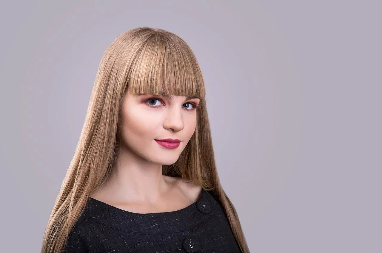 Прямая густая челка Прямая густая челка