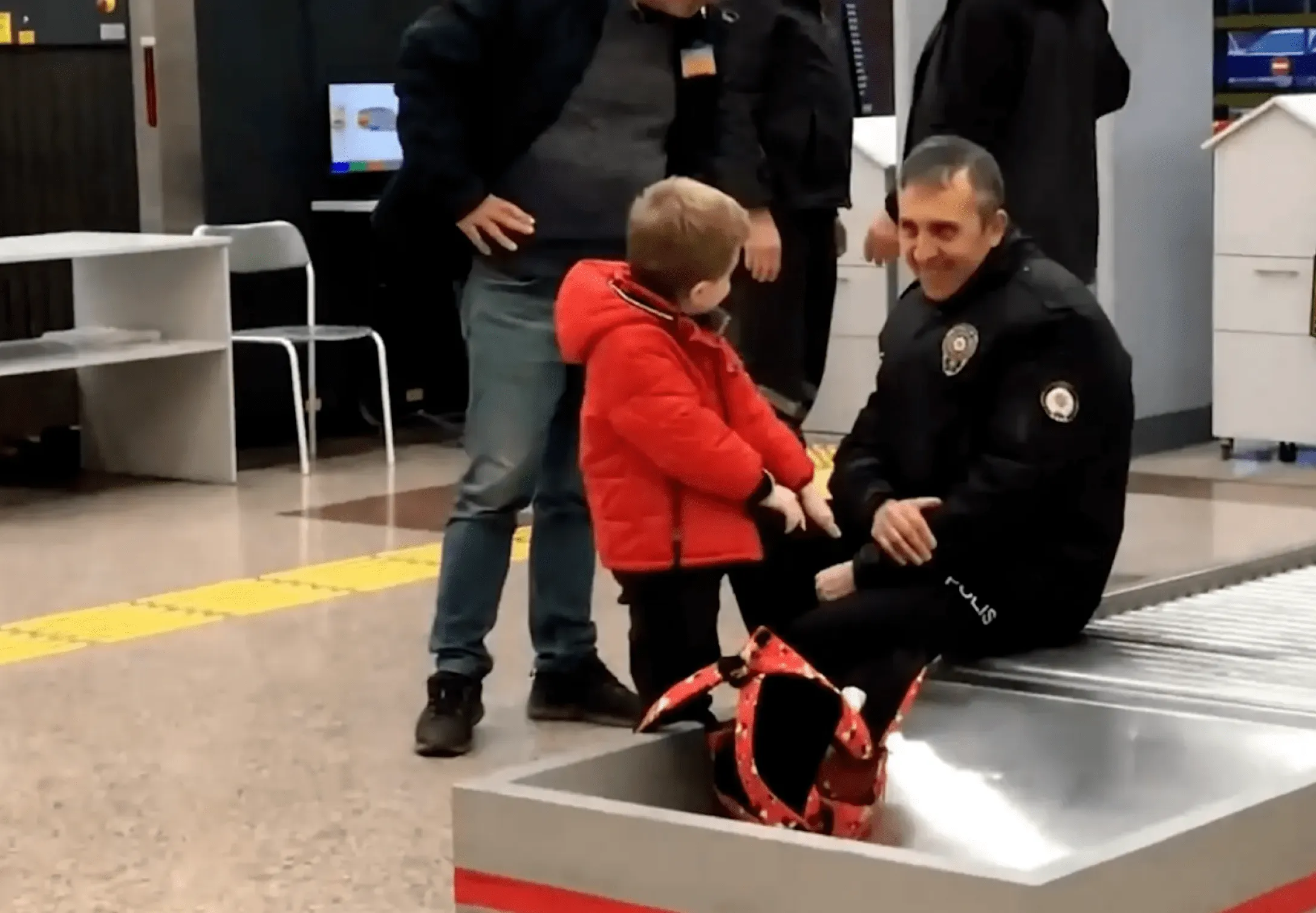 мальчик напугал целый аэропорт в Турции 