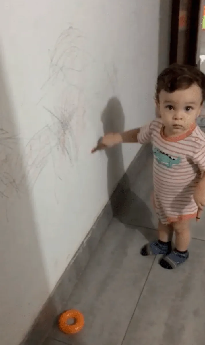 Хлопчик розмальовує стіни