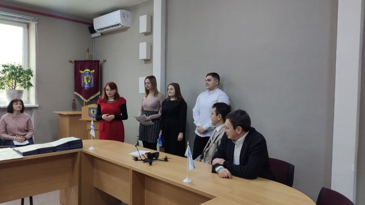 Помощь ВСУ - магистры в Тернополе вместо подарков вуза купили дрон для воинов