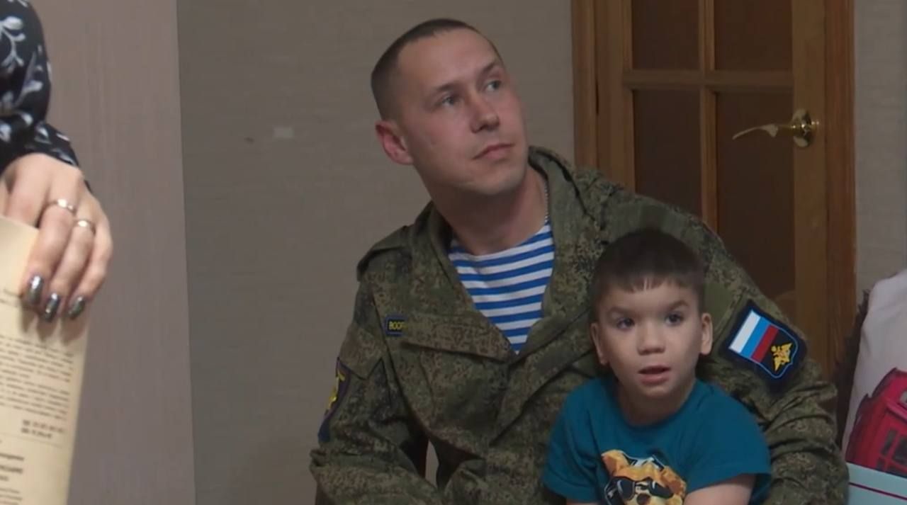 Викраденого в Україні хлопчика всиновив російський десантник-убивця - 24 Канал Викраденого в Україні хлопчика всиновив російський десантник-убивця - 24 Канал