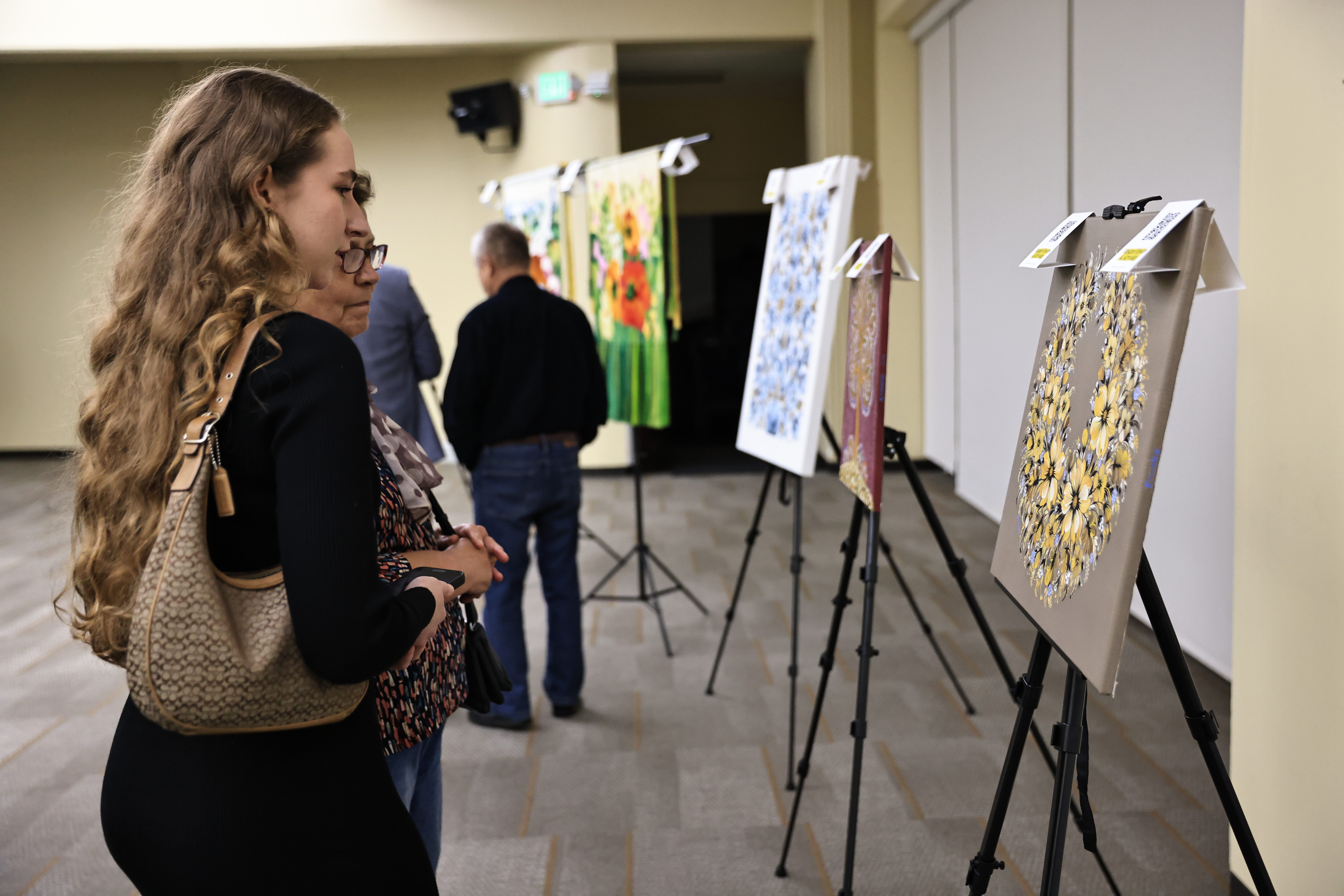 В США провели благотворительную выставку военных свидетельств украинцев. В США провели благотворительную выставку военных свидетельств украинцев.