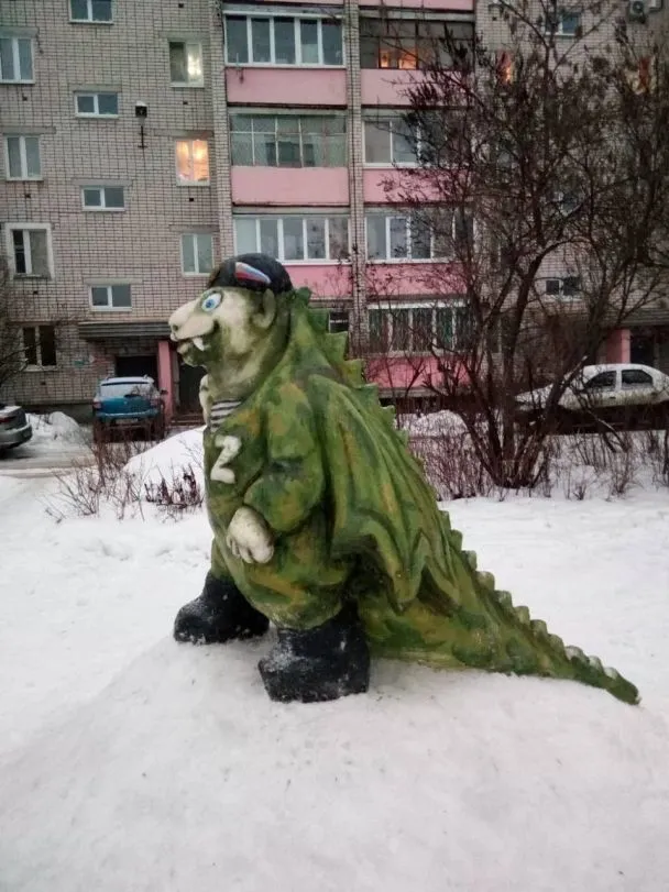 У Дзержинську на конкурсі сніговиків військовий пенсіонер створив дракона-окупанта
