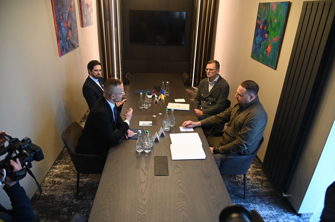 Глава МЗС Угорщини перебуває в Україні Глава МЗС Угорщини перебуває в Україні