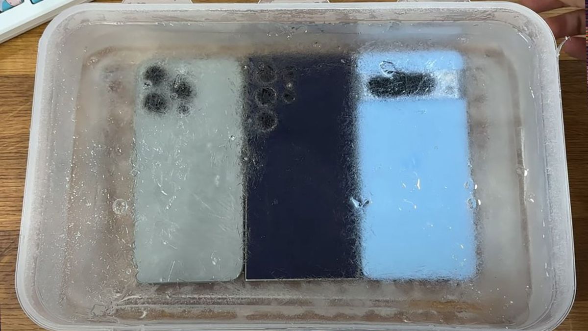 Флагманские смартфоны трех популярных производителей заморозили в воде