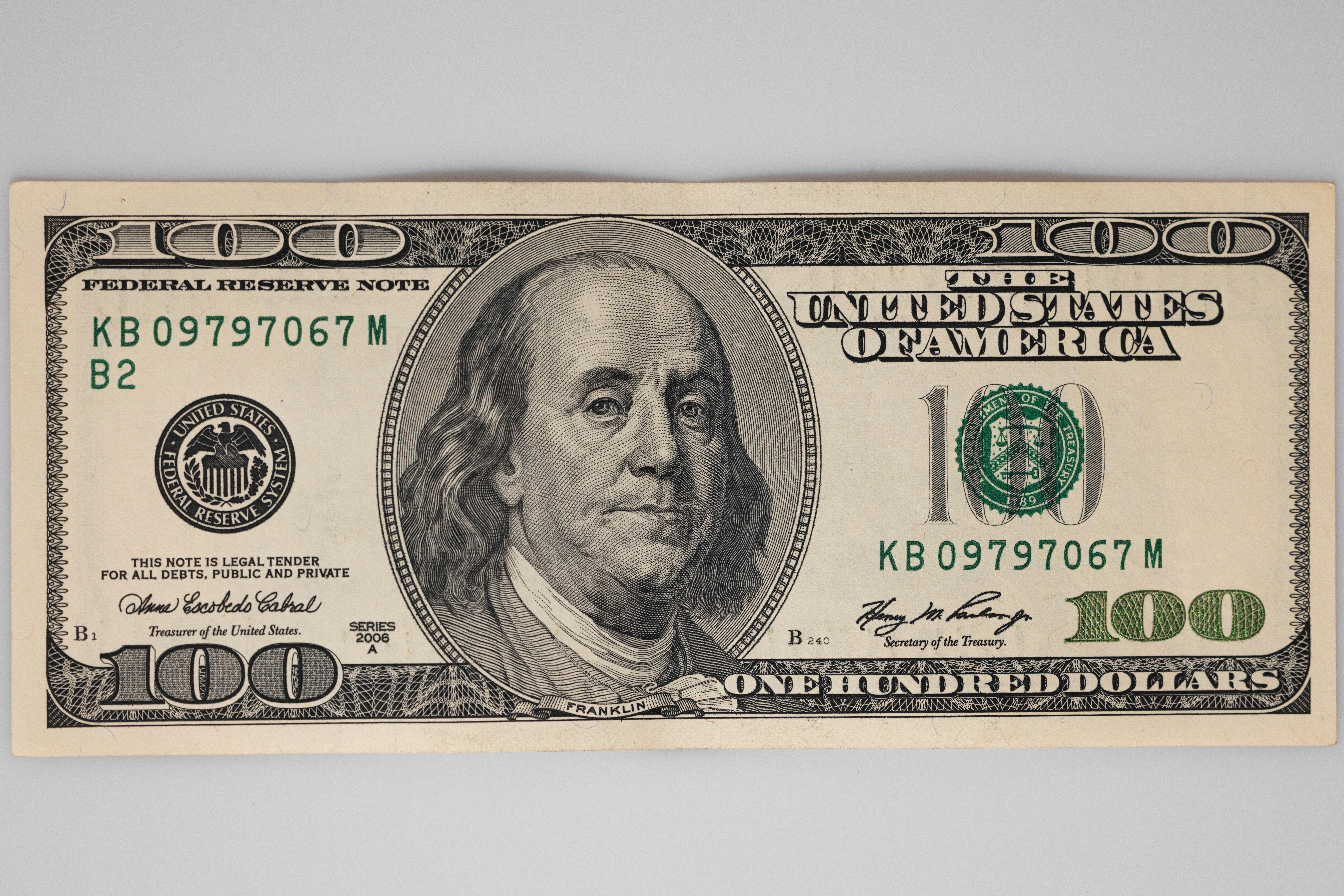 Долларов цена сумма. Бенджамин Франклин на 100 долларах. 100 Долларов купюра. Стодолларовая купюра крупным планом. Доллар купюра крупным планом.