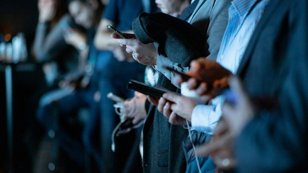 Конкурс в США предлагает отказаться от смартфона в месяц за 10000 долларов