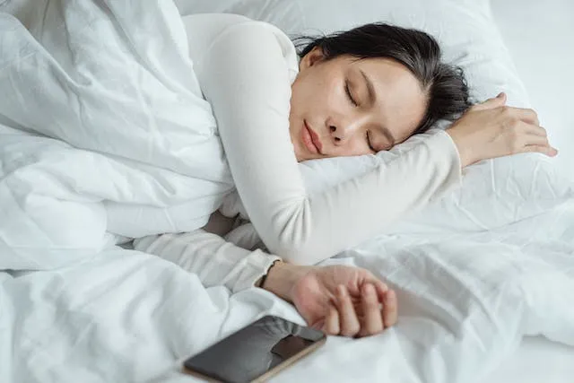 Сон з телефоном може нашкодити
