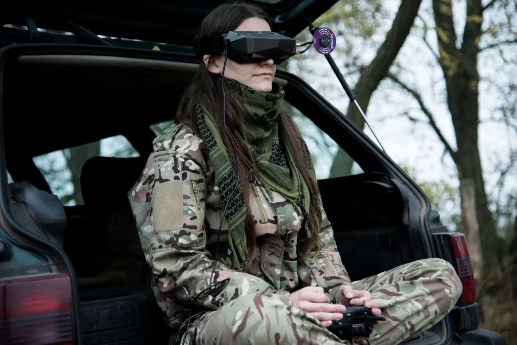 Военнослужащая осваивает управление FPV дроном Военнослужащая осваивает управление FPV дроном