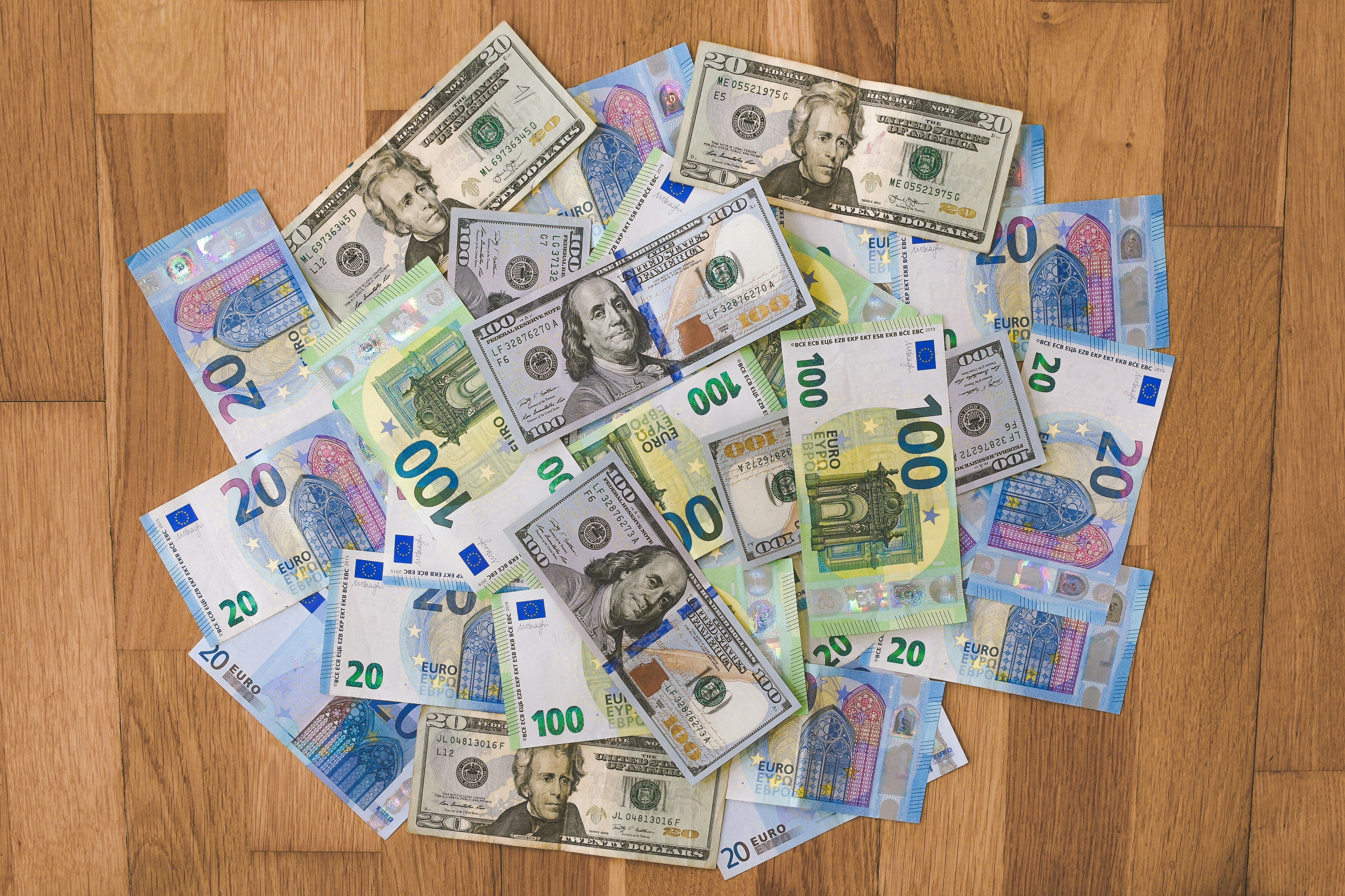 Який офіційний курс долара - скільки коштує валюта 31 січня - євро подорожчало