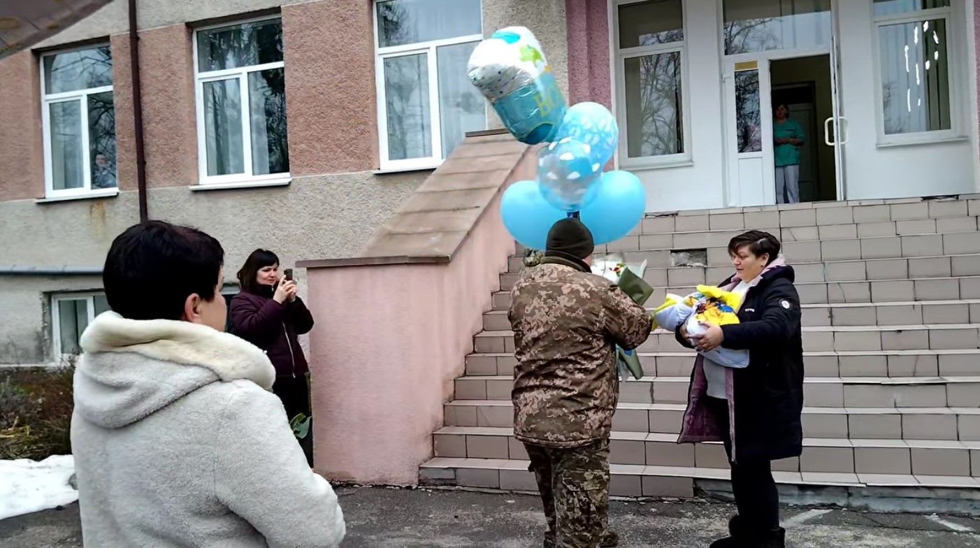 Наталю Цибу - вдову загиблого героя - зустріли з пологового з оркестром - відео