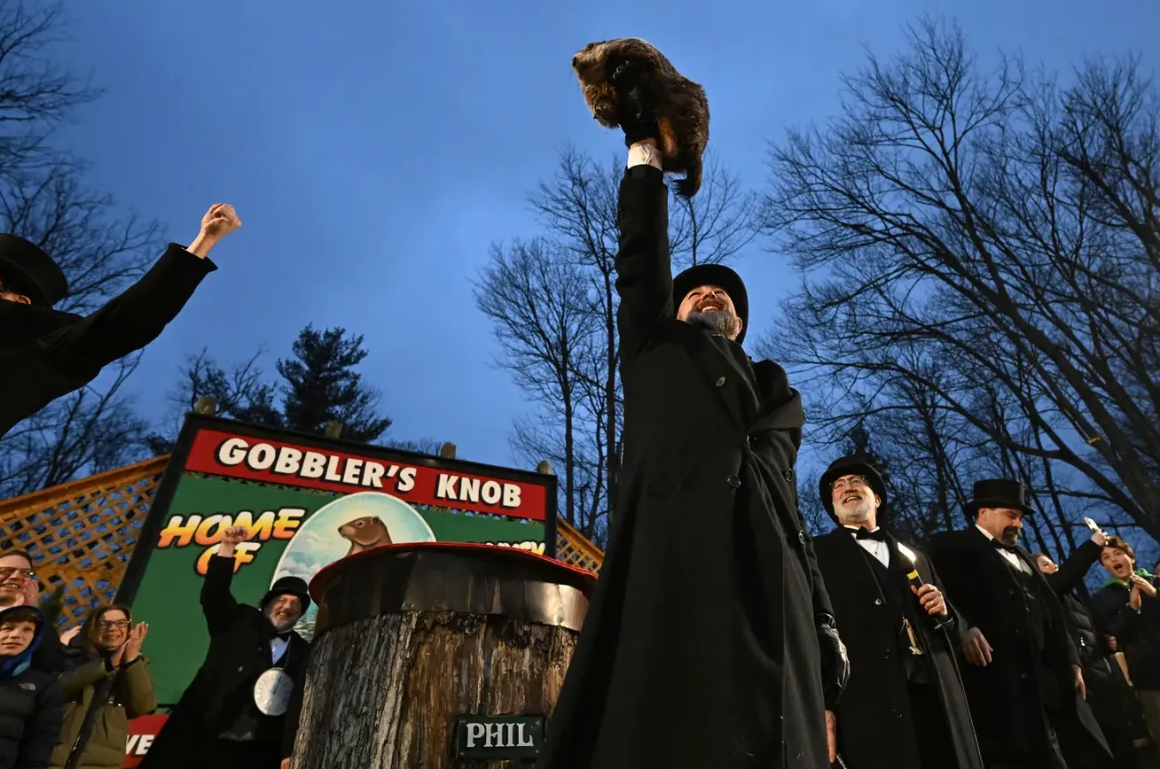 Сурок Фил предсказал раннюю весну Сурок Фил предсказал раннюю весну