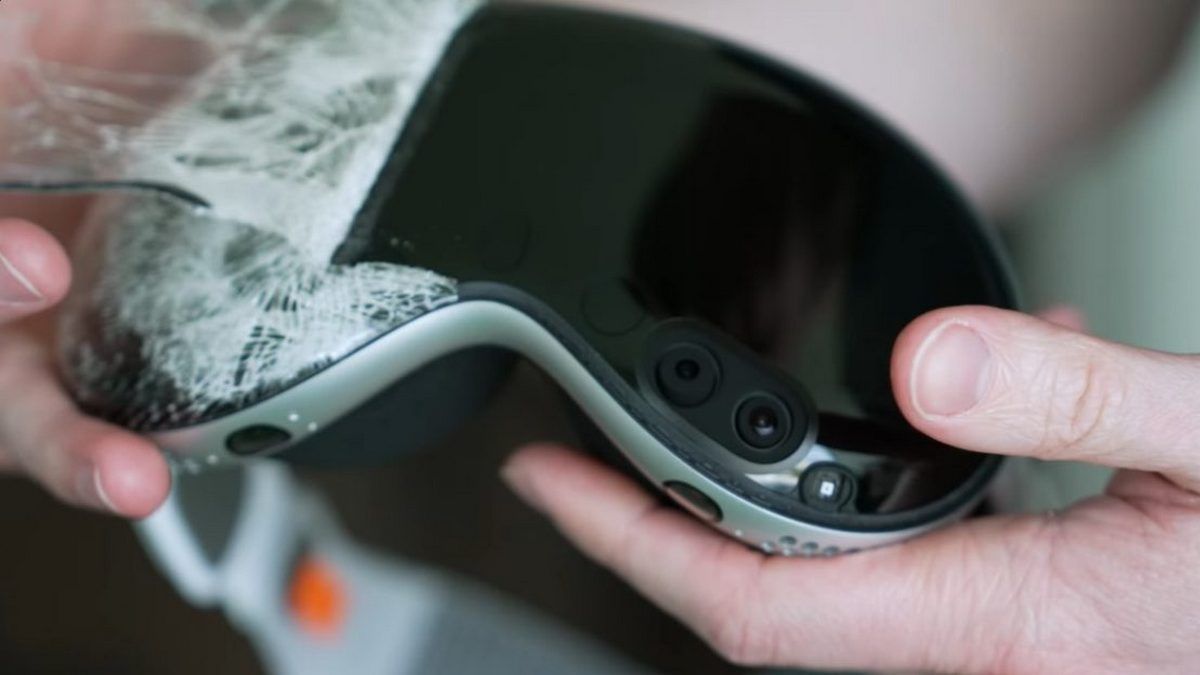 Apple Vision Pro бросили на пол, чтобы проверить на прочность Apple Vision Pro бросили на пол, чтобы проверить на прочность