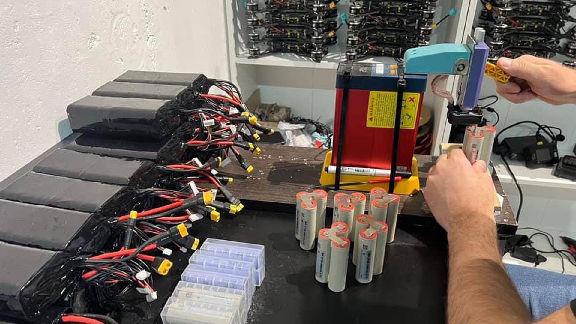 Команда інженерів Юрія Голика запустила у виробництво акумулятори для дронів - 24 Канал Команда інженерів Юрія Голика запустила у виробництво акумулятори для дронів - 24 Канал