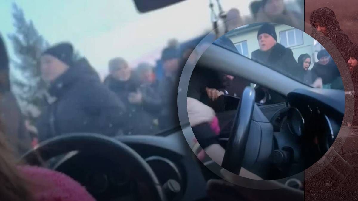 Мешканки Космача заблокували дорогу через ТЦК