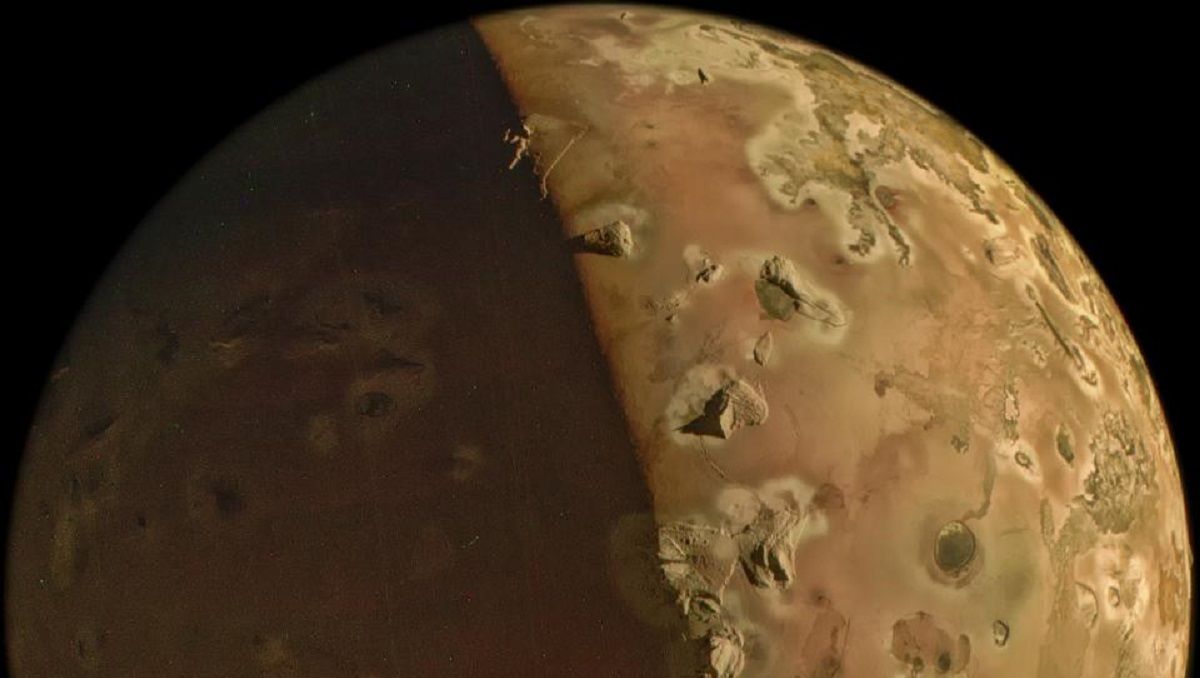 Ио - вулканический спутник Юпитера