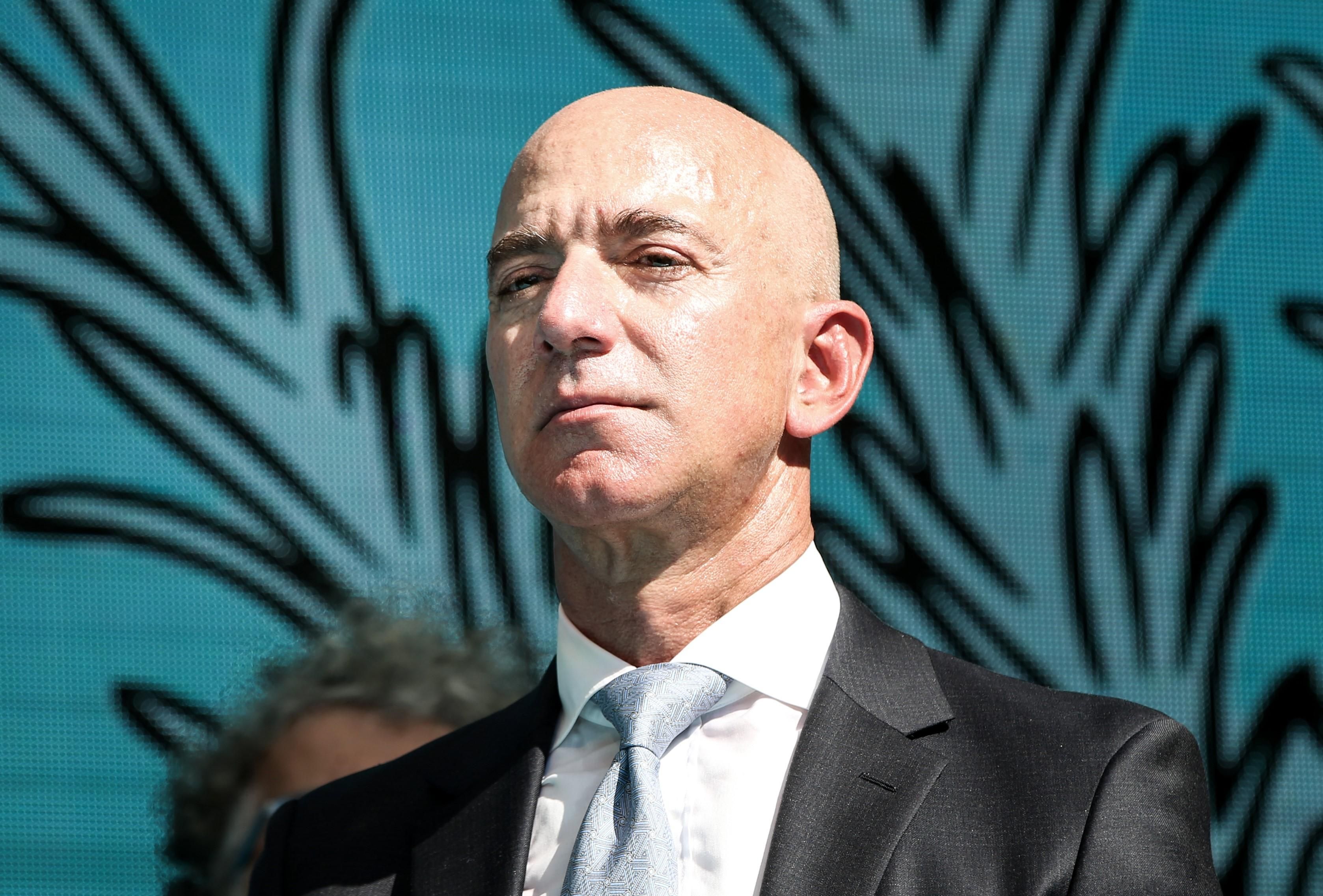 Безос продав мільйони акцій Amazon