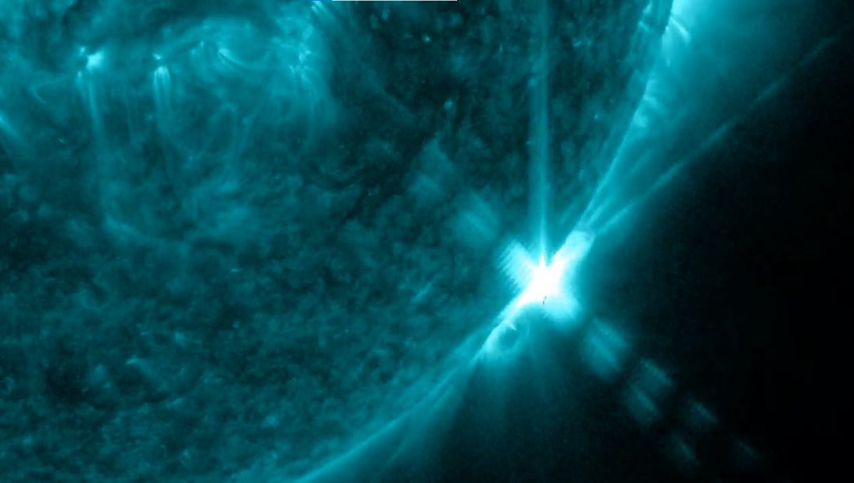 Посмотрите, какой была мощная вспышка на Солнце, вызвавшая проблемы с радиосвязью на Земле Посмотрите, какой была мощная вспышка на Солнце, вызвавшая проблемы с радиосвязью на Земле