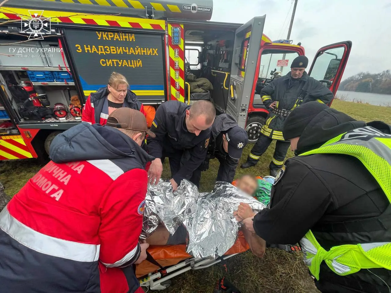 Власника собаки також витягли із водойми та передали лікарям Власника собаки також витягли із водойми та передали лікарям