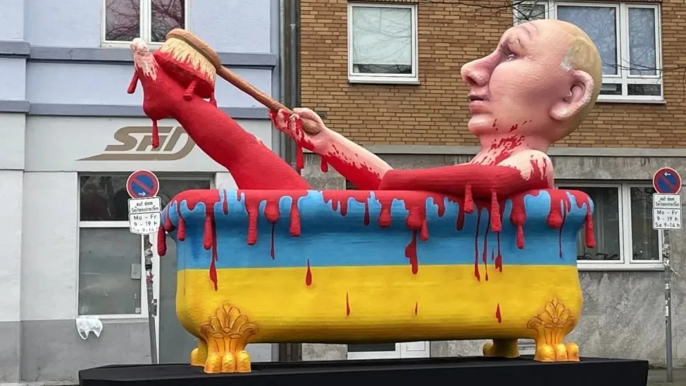 Путин купается в ванне с кровью