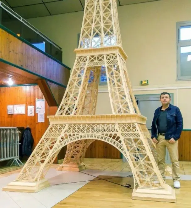 Мужчина построил огромную Эйфелеву башню из спичек