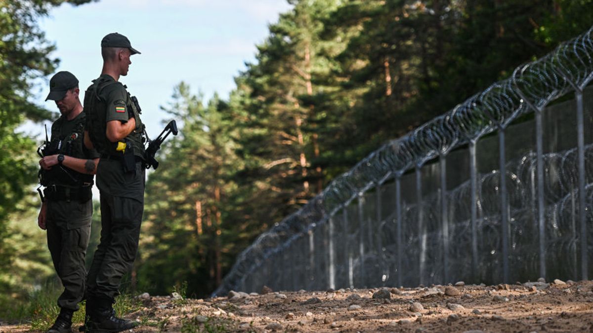Країни Балтії активно патрулюють і посилюють кордон, на фото - литовські прикордонники біля Білорусі