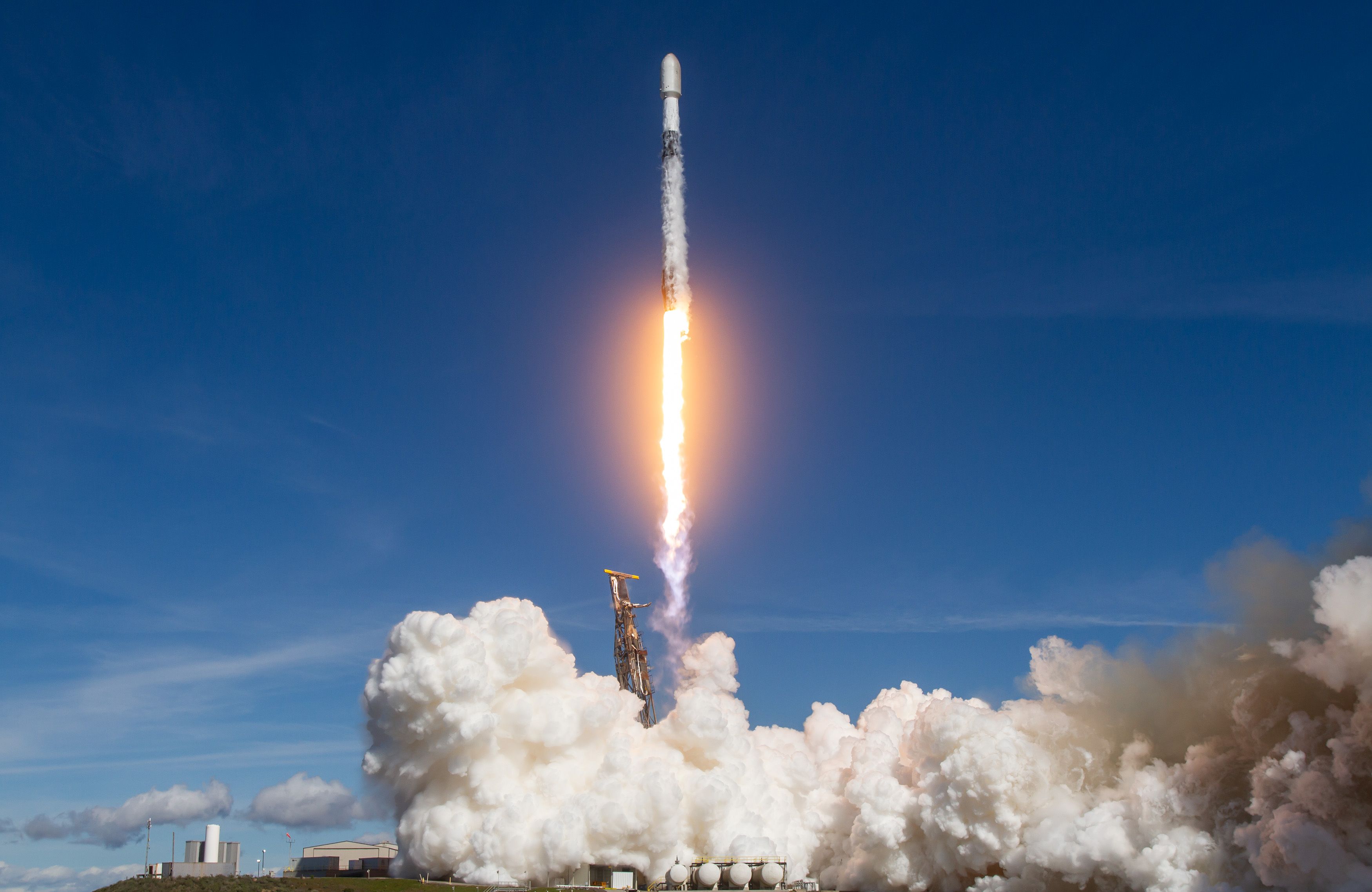 Старт ракеты Falcon 9 (иллюстративное изображение)