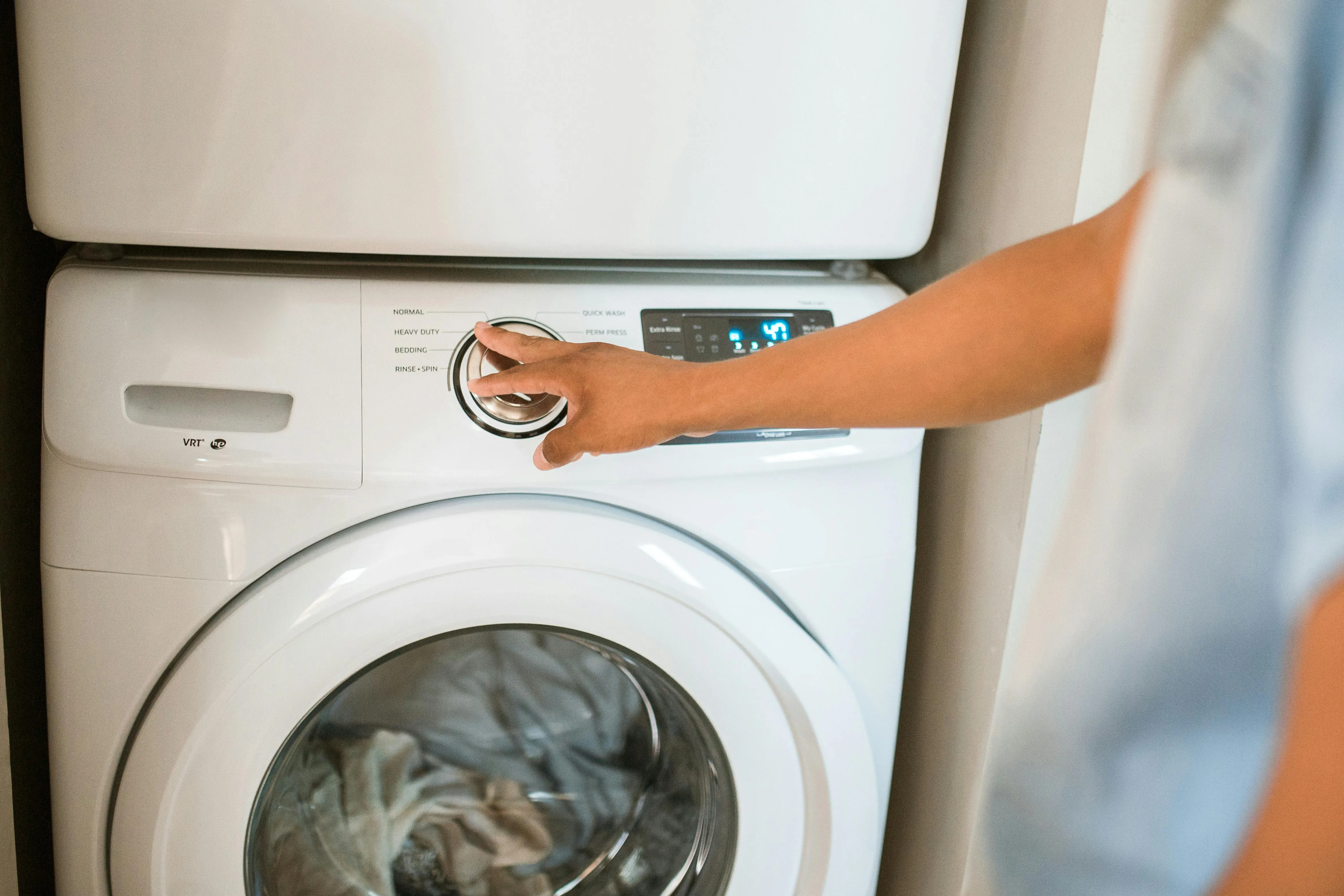 Прості поради, які заберуть плісняву з пральної машинки