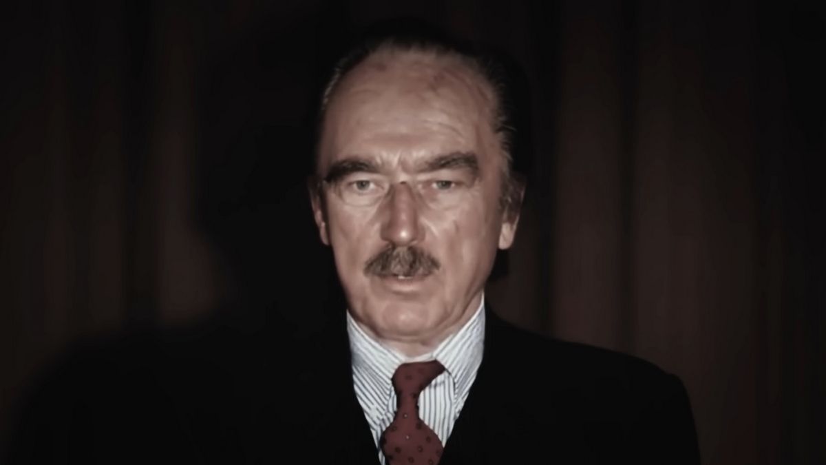 Отец Дональда Трампа назвал его позором в новом фейковом видео Отец Дональда Трампа назвал его позором в новом фейковом видео