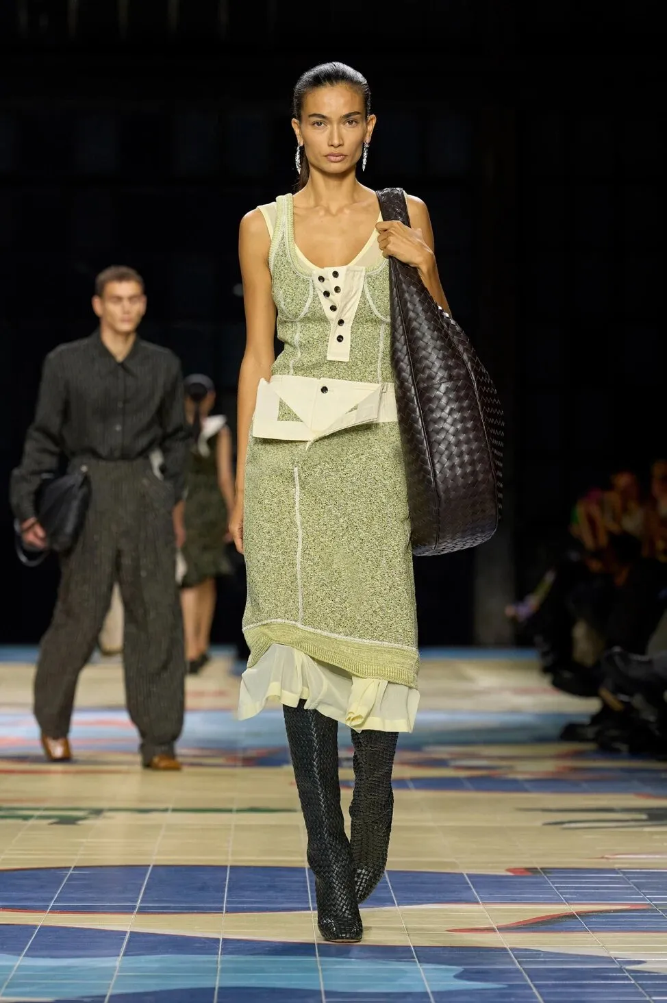 Трендове вбрання в оливковому кольорі Трендове вбрання в оливковому кольорі