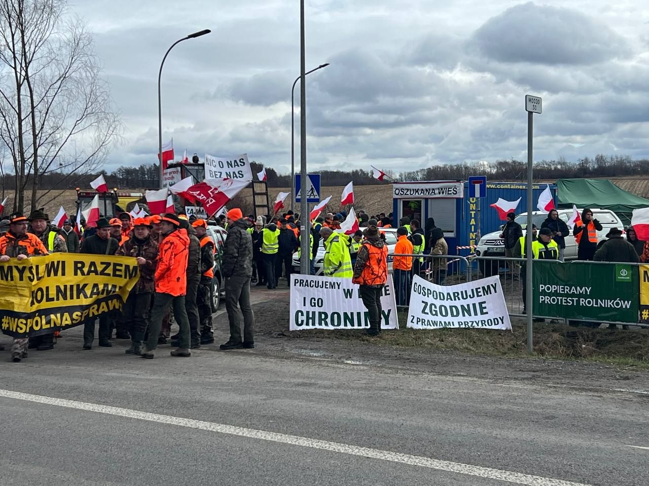Поляки блокируют движение транпорта на пунктах пропуска Поляки блокируют движение транпорта на пунктах пропуска