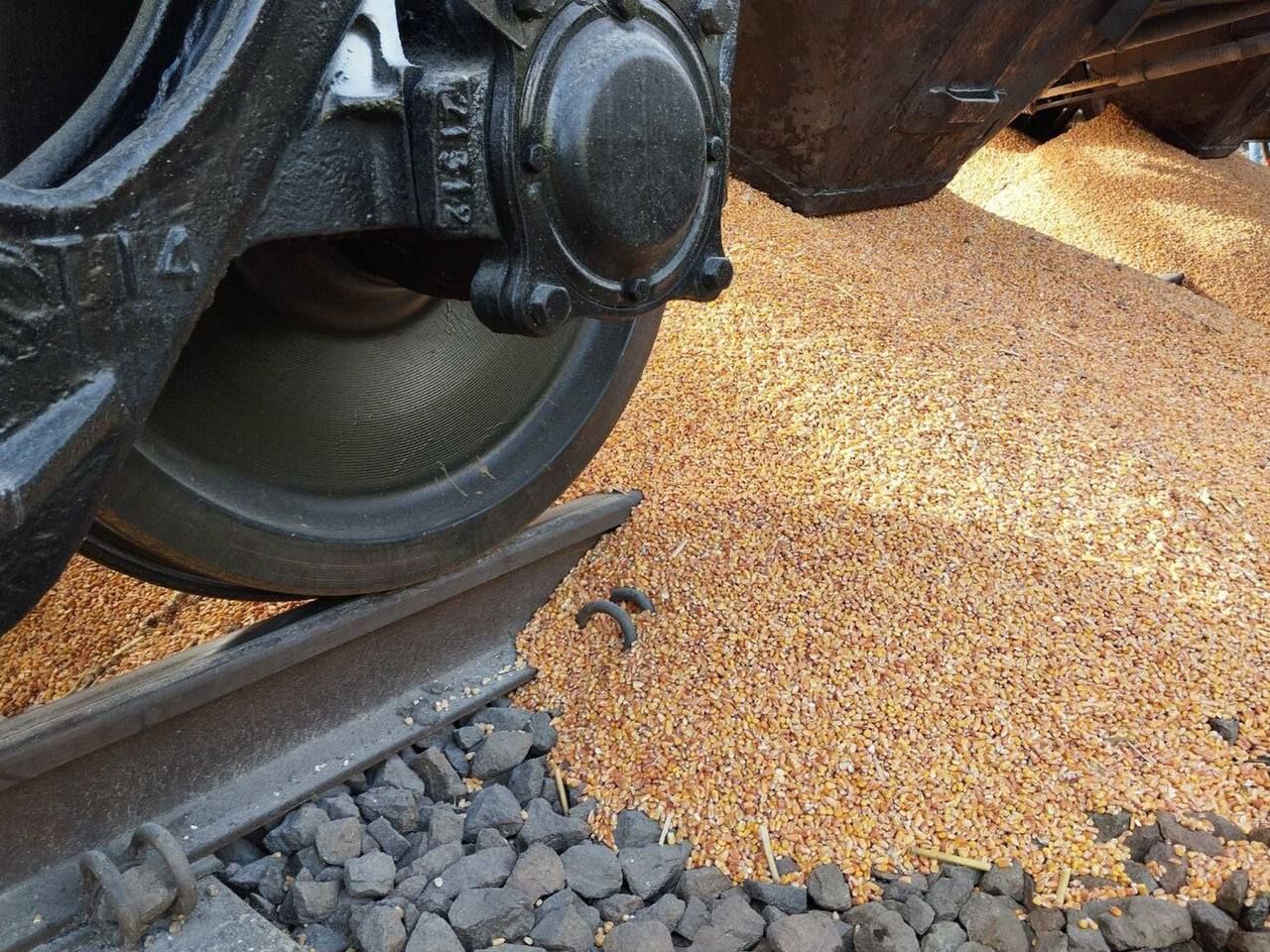Поляки рассыпали зерно из железнодорожных вагонов Укрзализныци