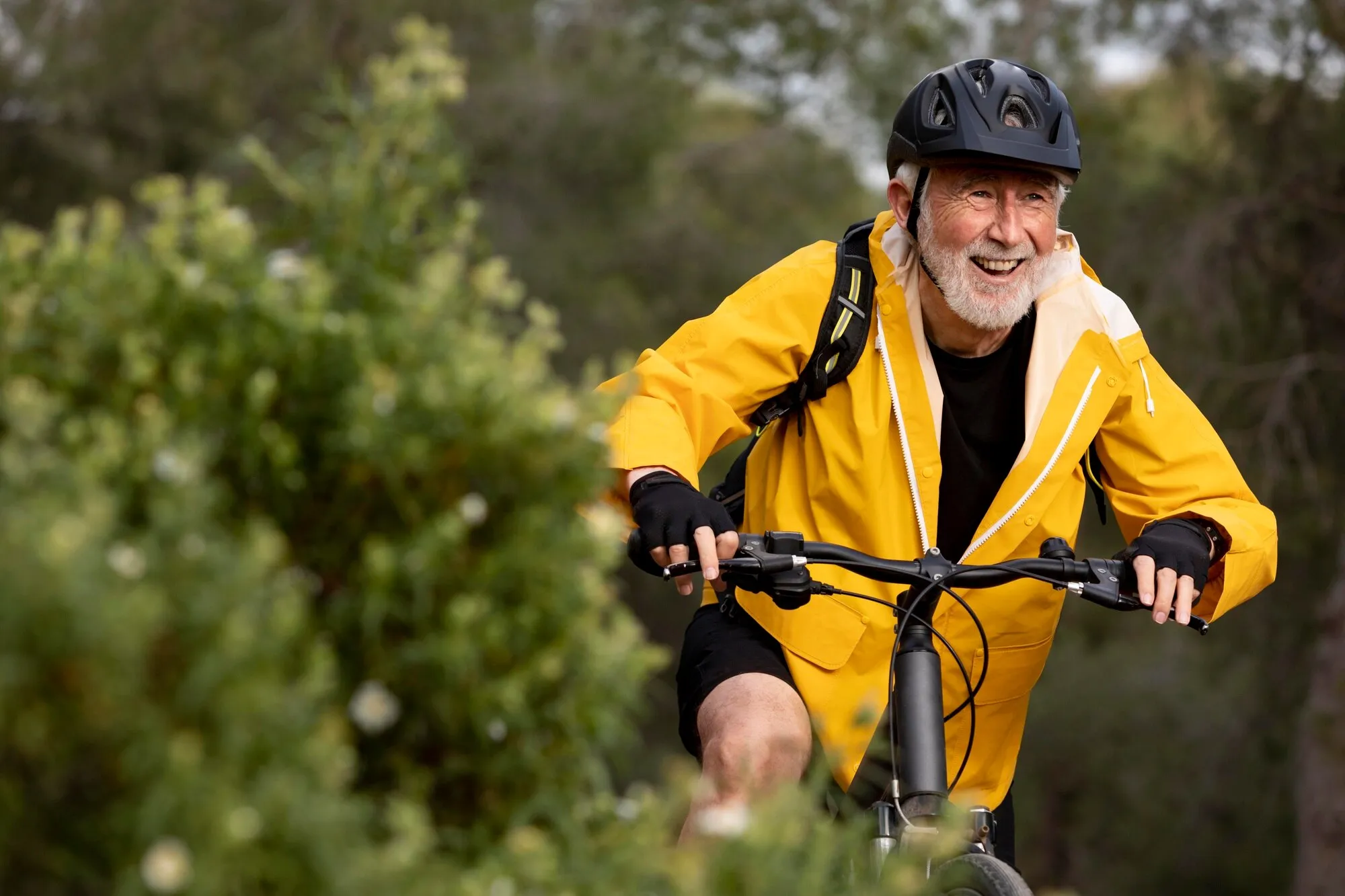 Взрослый мужчина катается на велосипеде