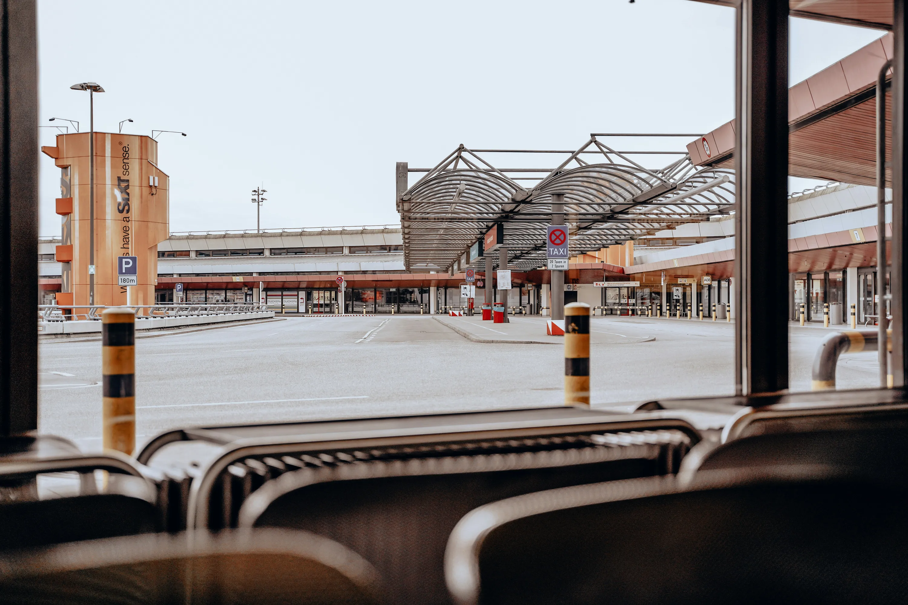 В аеропорту Tegel приймають українських біженців В аеропорту Tegel приймають українських біженців