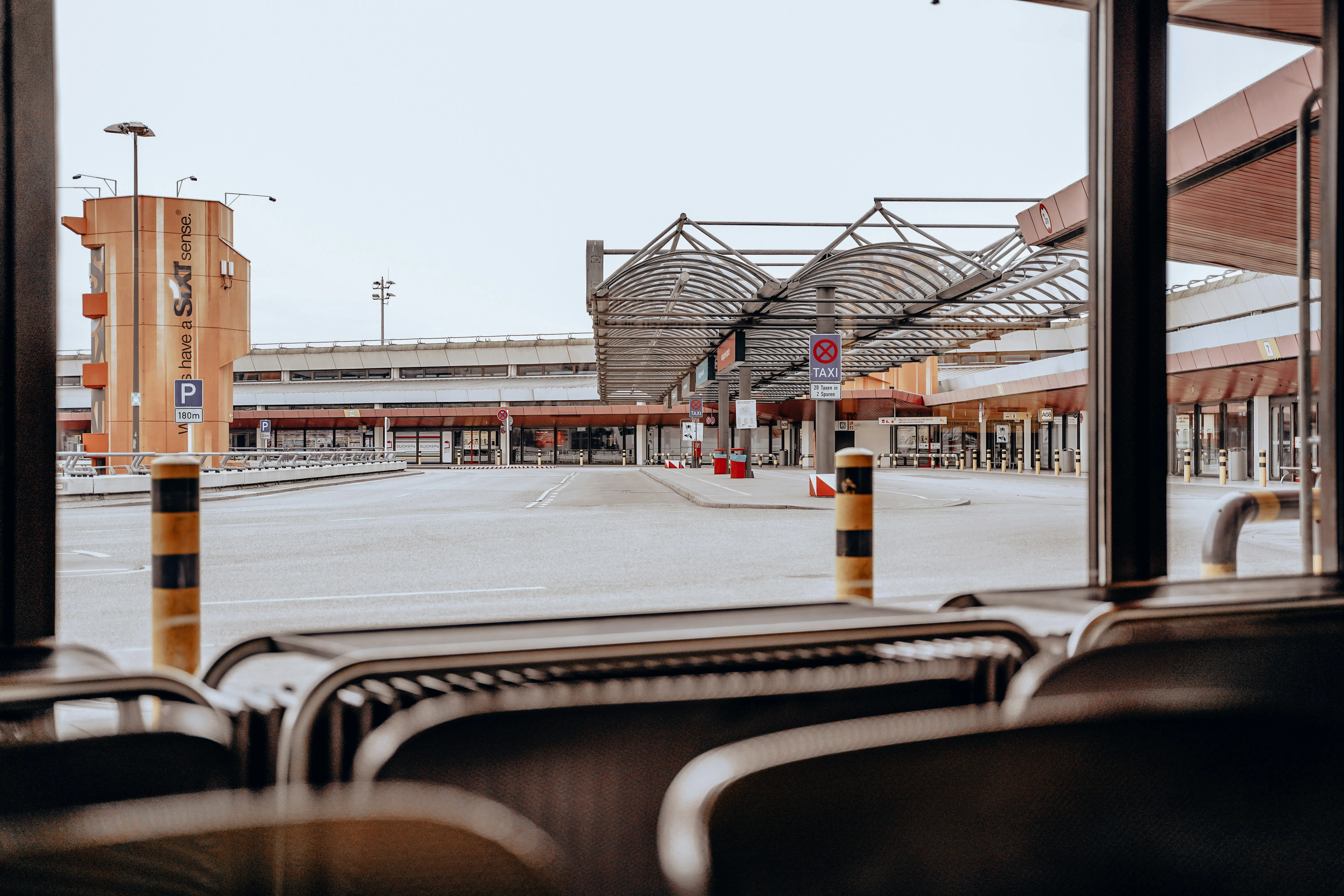 В аеропорту Tegel приймають українських біженців В аеропорту Tegel приймають українських біженців