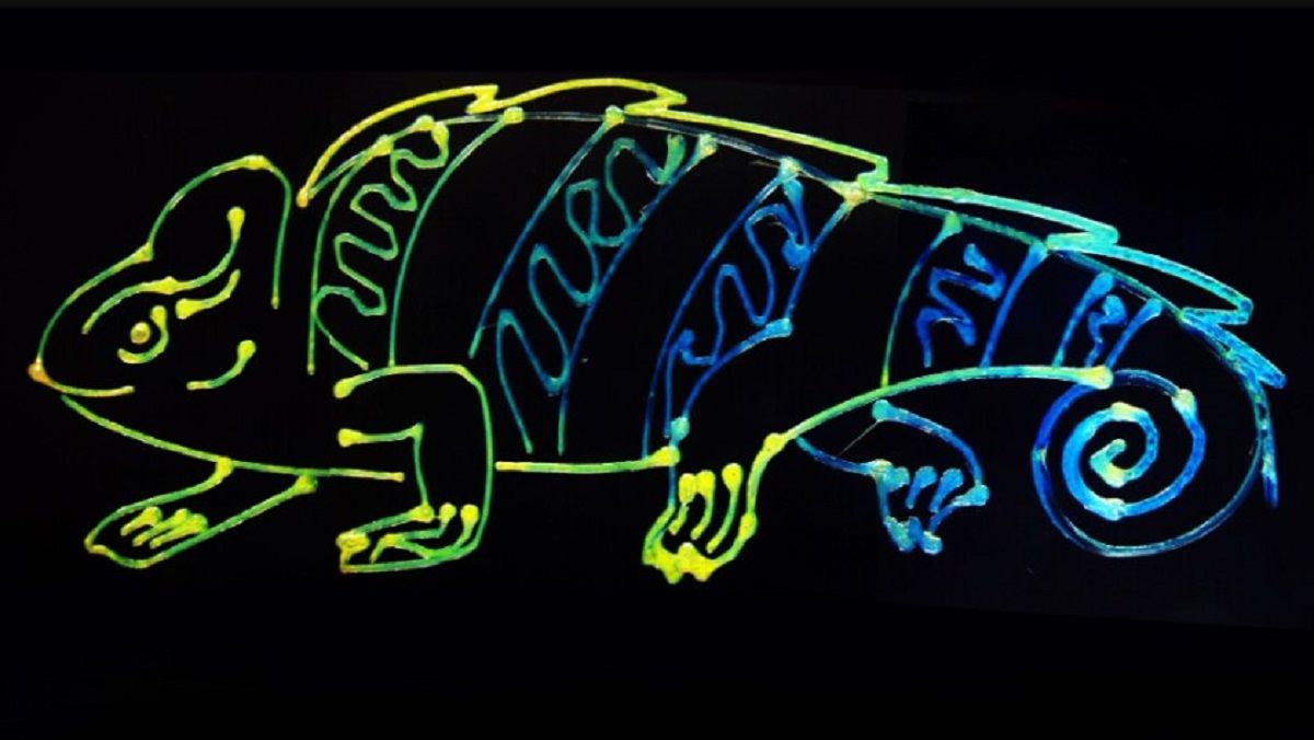 Різнокольоровий хамелеон, надрукований як демонстрація технології